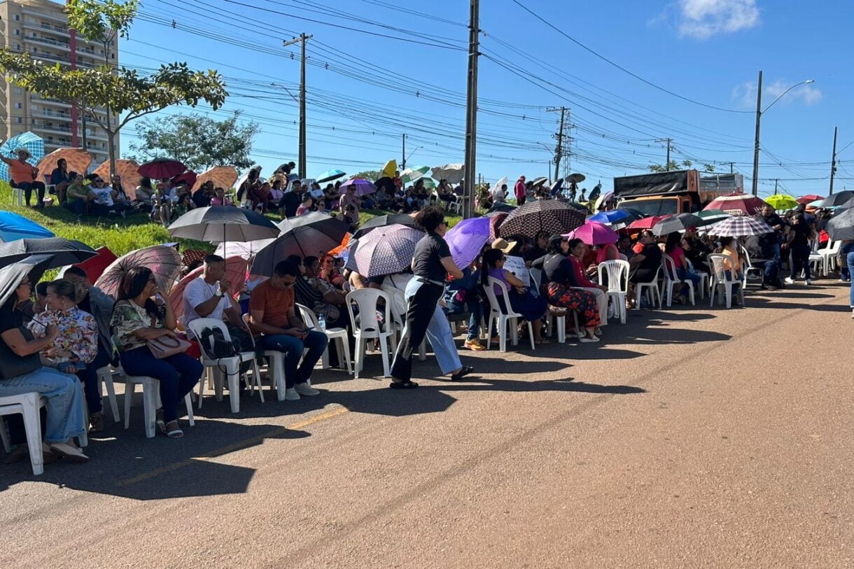 Professores e servidores da educação participam de manifestação em frente ao Tribunal de Justiça do Acre