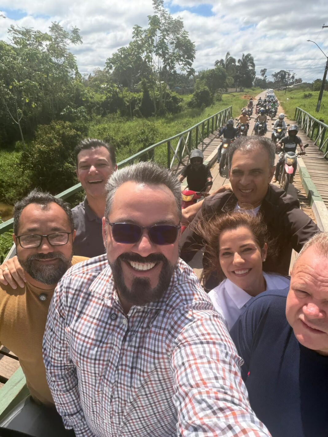 Senador Alan Rick durante chegada em Feijó acompanhado por apoiadores e lideranças políticas
