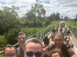Senador Alan Rick durante chegada em Feijó acompanhado por apoiadores e lideranças políticas