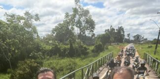 Senador Alan Rick durante chegada em Feijó acompanhado por apoiadores e lideranças políticas