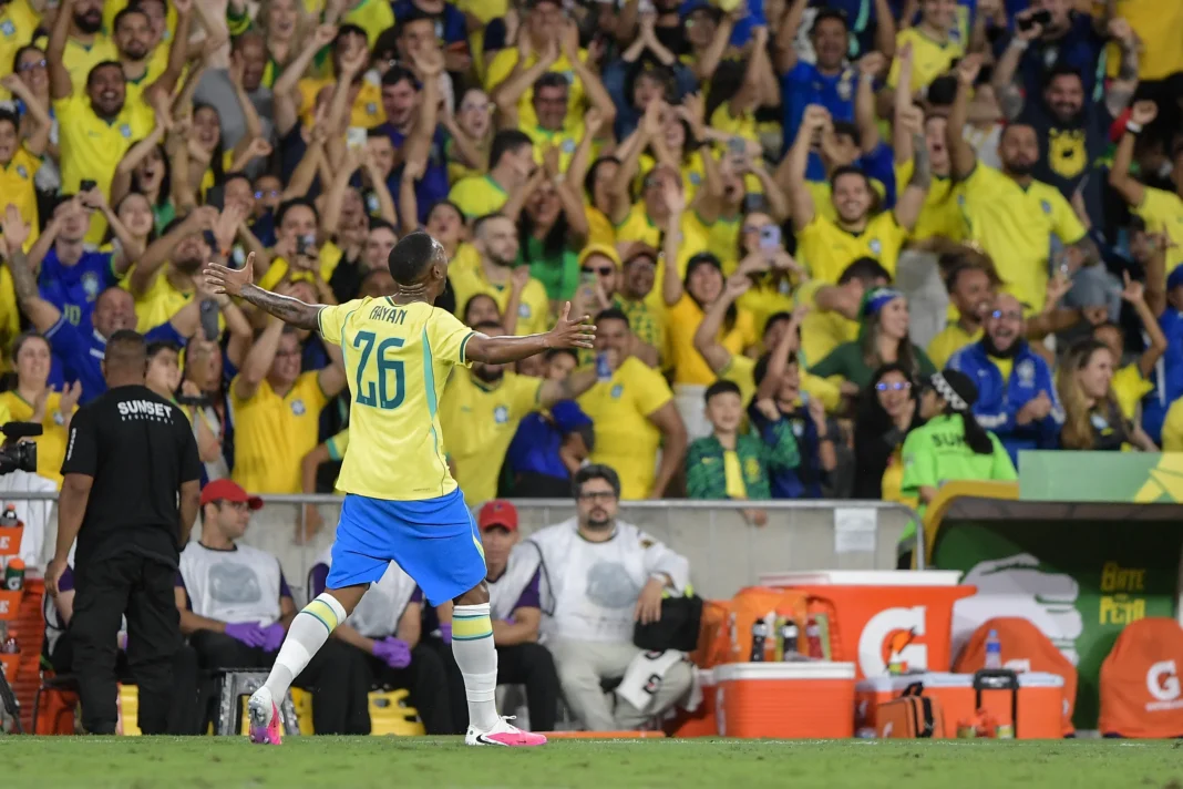 jogadores da Seleção Brasileira comemoram gol contra o Panamá no Maracanã