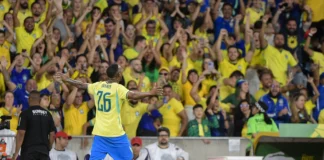 jogadores da Seleção Brasileira comemoram gol contra o Panamá no Maracanã