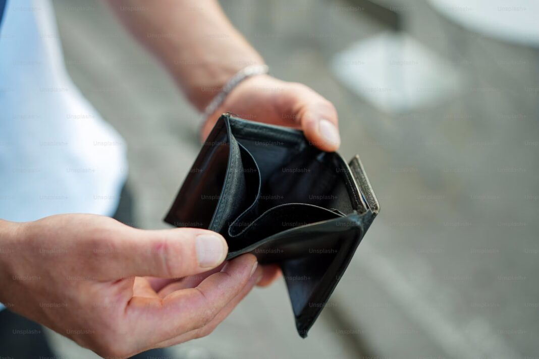 trabalhador analisando impacto da escala 6x1 sobre renda salário e qualidade de vida