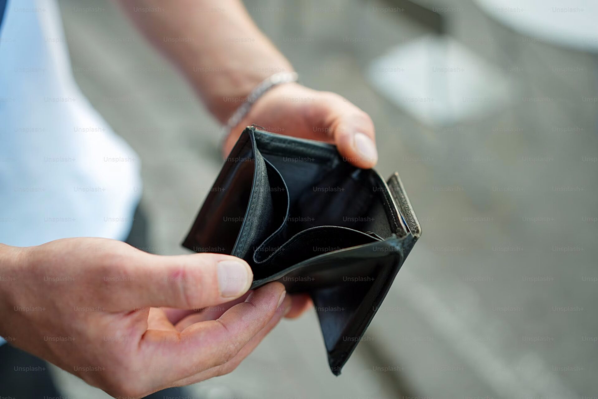 trabalhador analisando impacto da escala 6x1 sobre renda salário e qualidade de vida