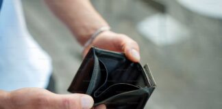 trabalhador analisando impacto da escala 6x1 sobre renda salário e qualidade de vida