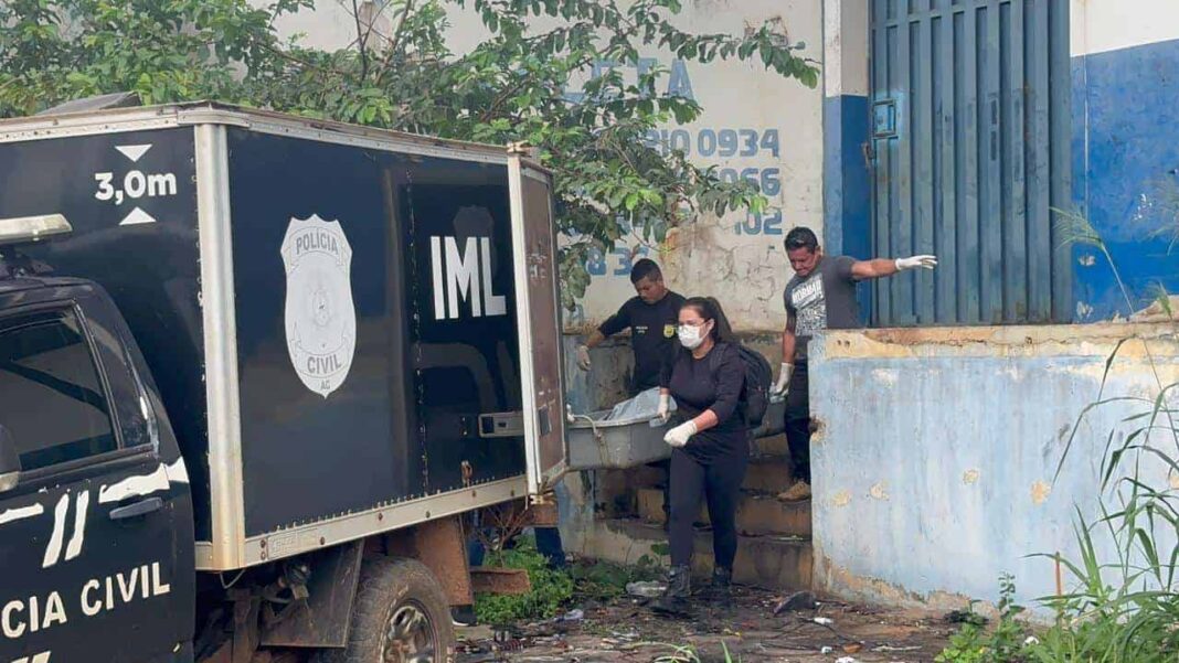 Área isolada pela polícia em Rio Branco durante investigação sobre restos mortais encontrados na capital