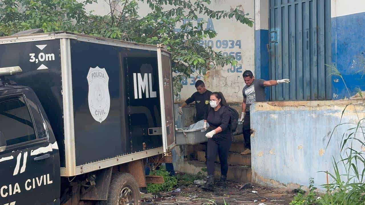 Área isolada pela polícia em Rio Branco durante investigação sobre restos mortais encontrados na capital