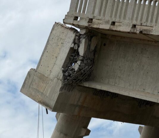 Engenheiros e auditores analisam projetos de pontes após desabamento em Sena Madureira