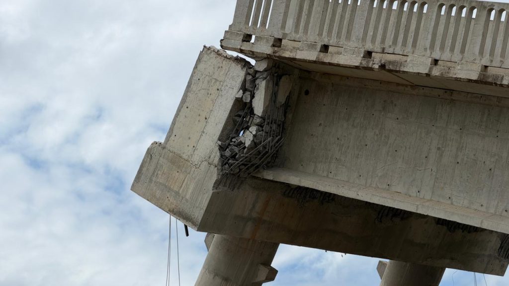 Engenheiros e auditores analisam projetos de pontes após desabamento em Sena Madureira