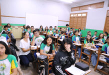 Educação no Acre: o desafio não é apenas colocar o aluno na escola Estudantes em sala de aula durante atividades de educação no Acre