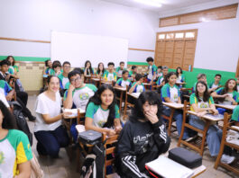 Estudantes em sala de aula durante atividades de educação no Acre