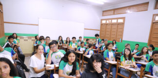 Estudantes em sala de aula durante atividades de educação no Acre