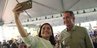 Mailza usa entrega de máquinas para reforçar discurso de união e agricultura no Acre Mailza Assis em agenda de máquinas agrícolas para fortalecer agricultura no Acre