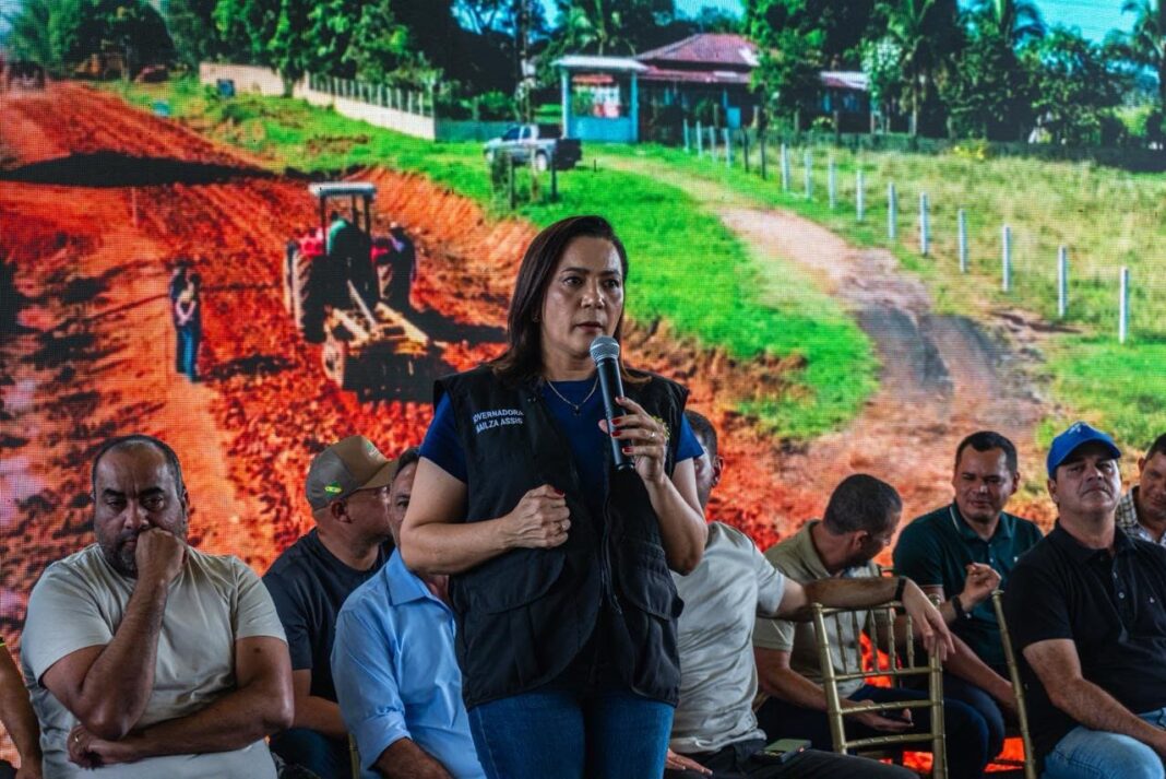 Máquinas trabalham em ramal durante Operação Verão no Juruá1
