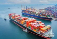 Navios cargueiros em porto internacional durante disputa comercial global