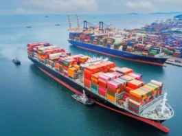 Navios cargueiros em porto internacional durante disputa comercial global