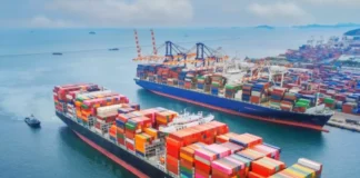 Navios cargueiros em porto internacional durante disputa comercial global