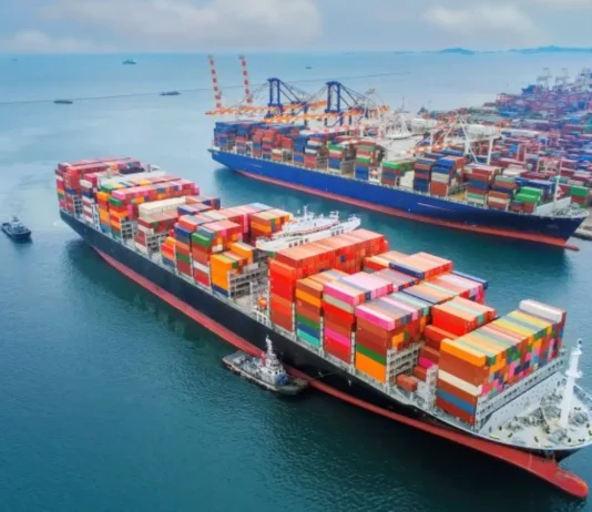 Navios cargueiros em porto internacional durante disputa comercial global