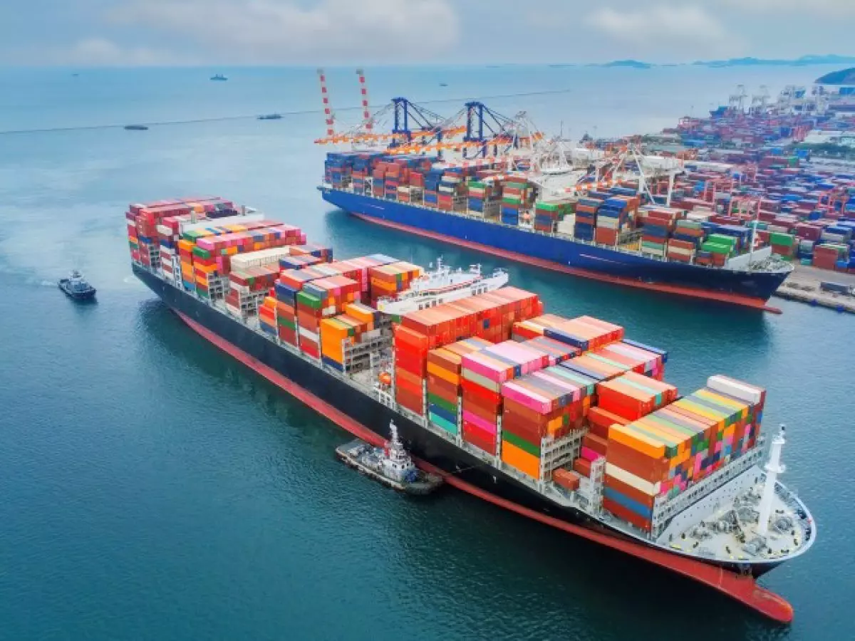 Navios cargueiros em porto internacional durante disputa comercial global