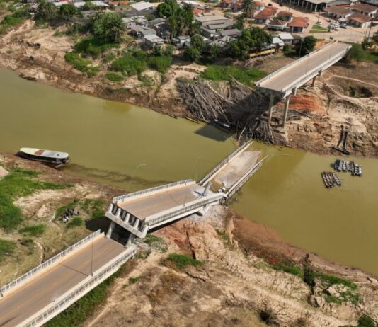 Ponte Padre Paolino sobre o Rio Iaco em Sena Madureira após desabamento