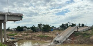 Rio Iaco fica bloqueado por destroços de ponte em Sena Madureira