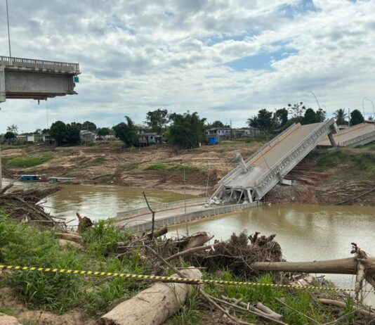 Rio Iaco fica bloqueado por destroços de ponte em Sena Madureira