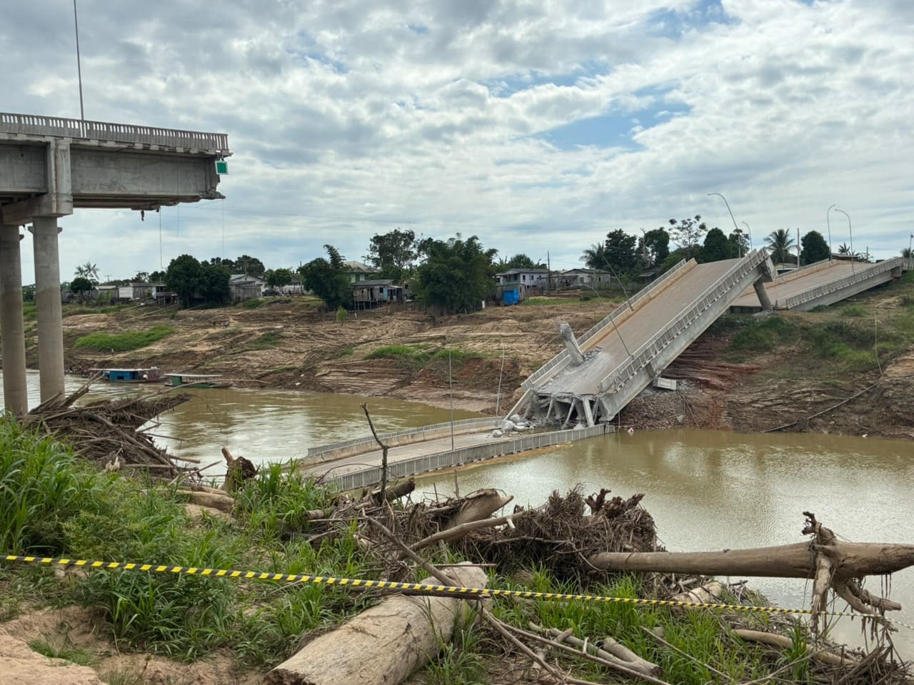Rio Iaco fica bloqueado por destroços de ponte em Sena Madureira