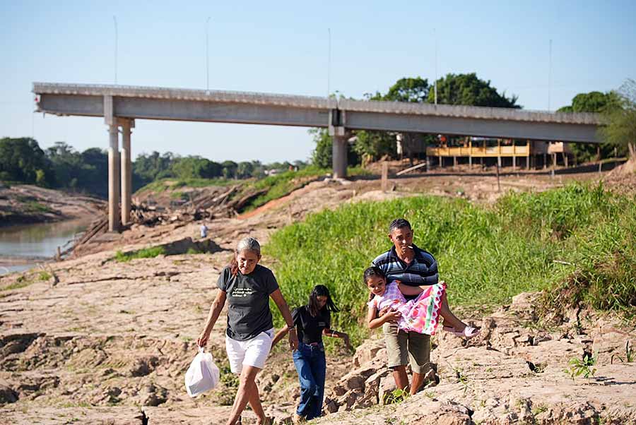 Travessia sobre o Rio Iaco após desabamento da Ponte Frei Paolino em Sena Madureira