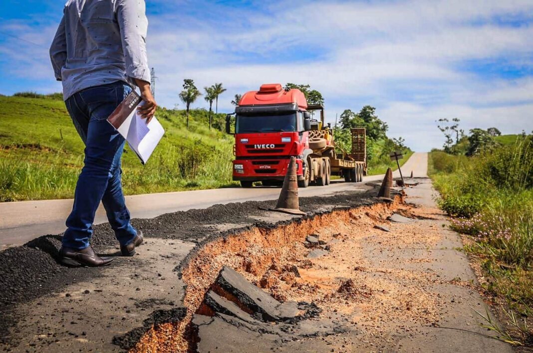 Trecho da BR 364 no Acre em área de tráfego de veículos