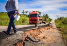 Trecho da BR 364 no Acre em área de tráfego de veículos