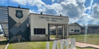 Vista externa de unidade prisional no Acre com destaque para segurança pública e fiscalização institucional