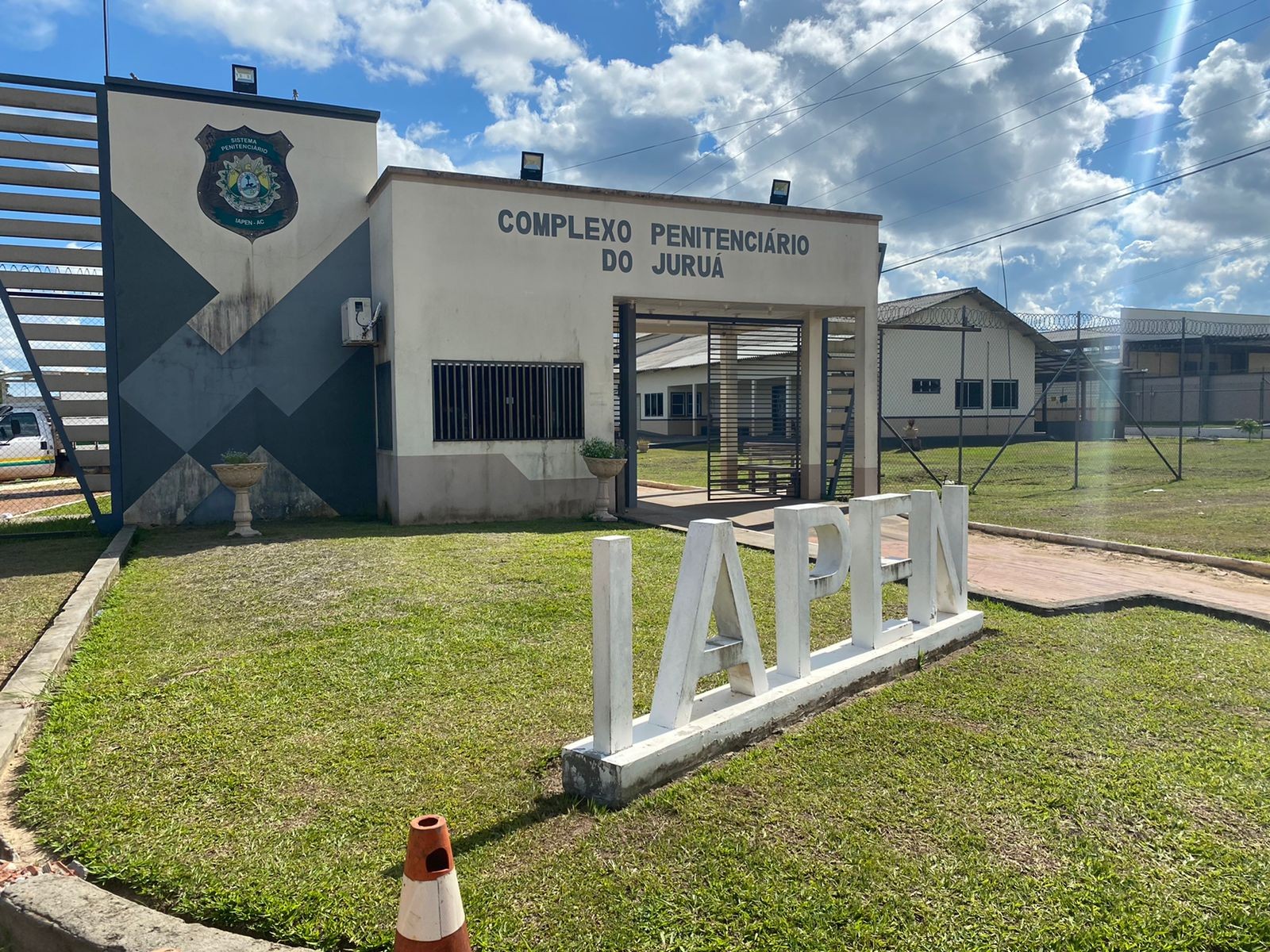 Vista externa de unidade prisional no Acre com destaque para segurança pública e fiscalização institucional