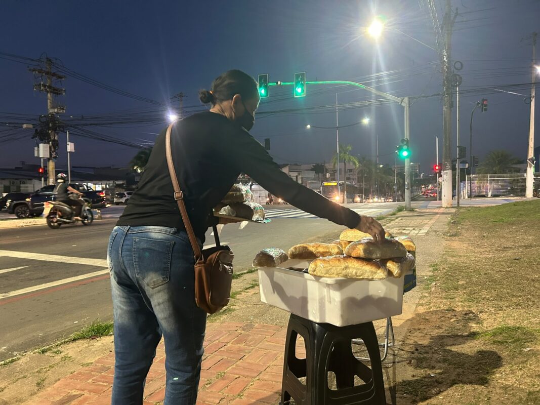 Embora estejam presentes diariamente nas ruas da cidade, nem sempre são percebidos como profissionais que desenvolvem uma atividade econômica.