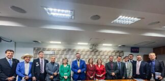 bancada federal do Acre em agenda de desenvolvimento rural e entrega de máquinas
