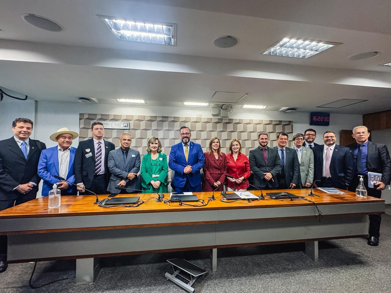 bancada federal do Acre em agenda de desenvolvimento rural e entrega de máquinas