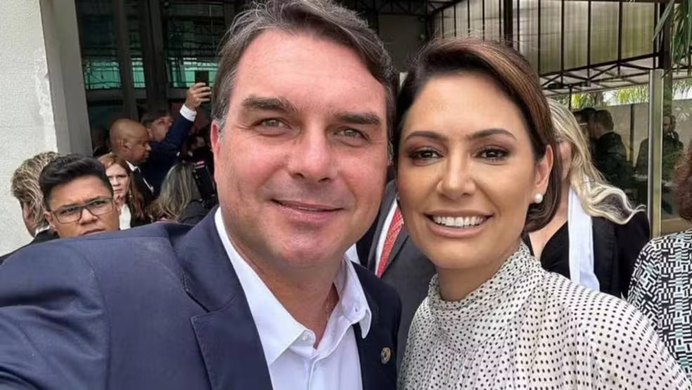 1.Flávio Bolsonaro participa de reunião do PL Mulher em meio à crise envolvendo Michelle Bolsonaro e Damares Alves. Fonte Congresso em Foco 1.Flávio Bolsonaro participa de reunião do PL Mulher em meio à crise envolvendo Michelle Bolsonaro e Damares Alves. Fonte Congresso em Foco