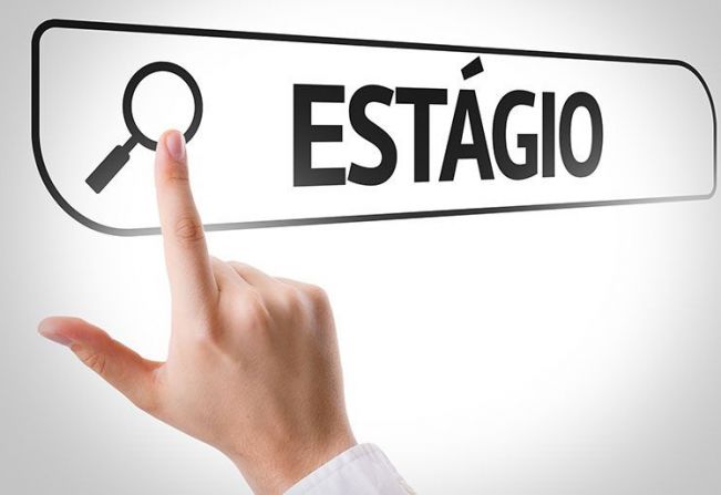 Estudante consulta vagas de estágio em Administração oferecidas pelo CIEE no Acre