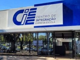 Estudante consulta vagas de estágio em Administração oferecidas pelo CIEE no Acre