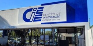 Estudante consulta vagas de estágio em Administração oferecidas pelo CIEE no Acre