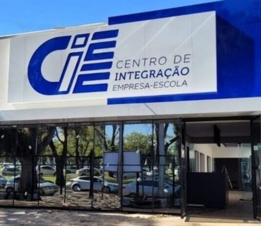 Estudante consulta vagas de estágio em Administração oferecidas pelo CIEE no Acre