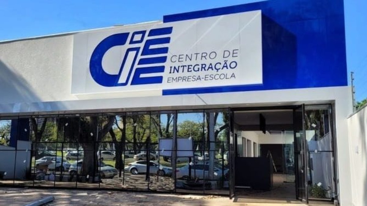 Estudante consulta vagas de estágio em Administração oferecidas pelo CIEE no Acre