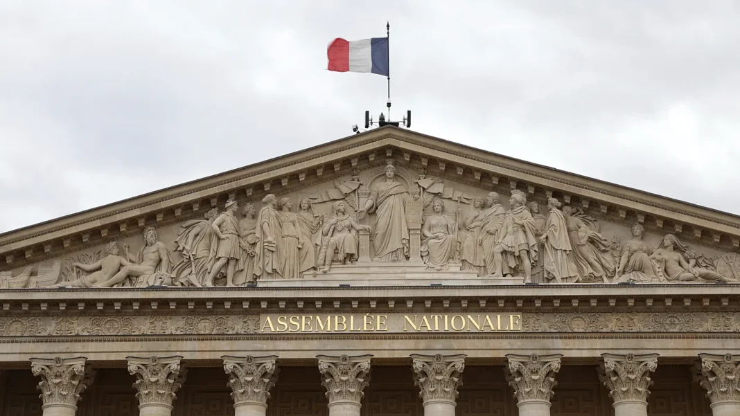 França aprova lei da morte assistida e reacende debate sobre o direito ao fim da vida
