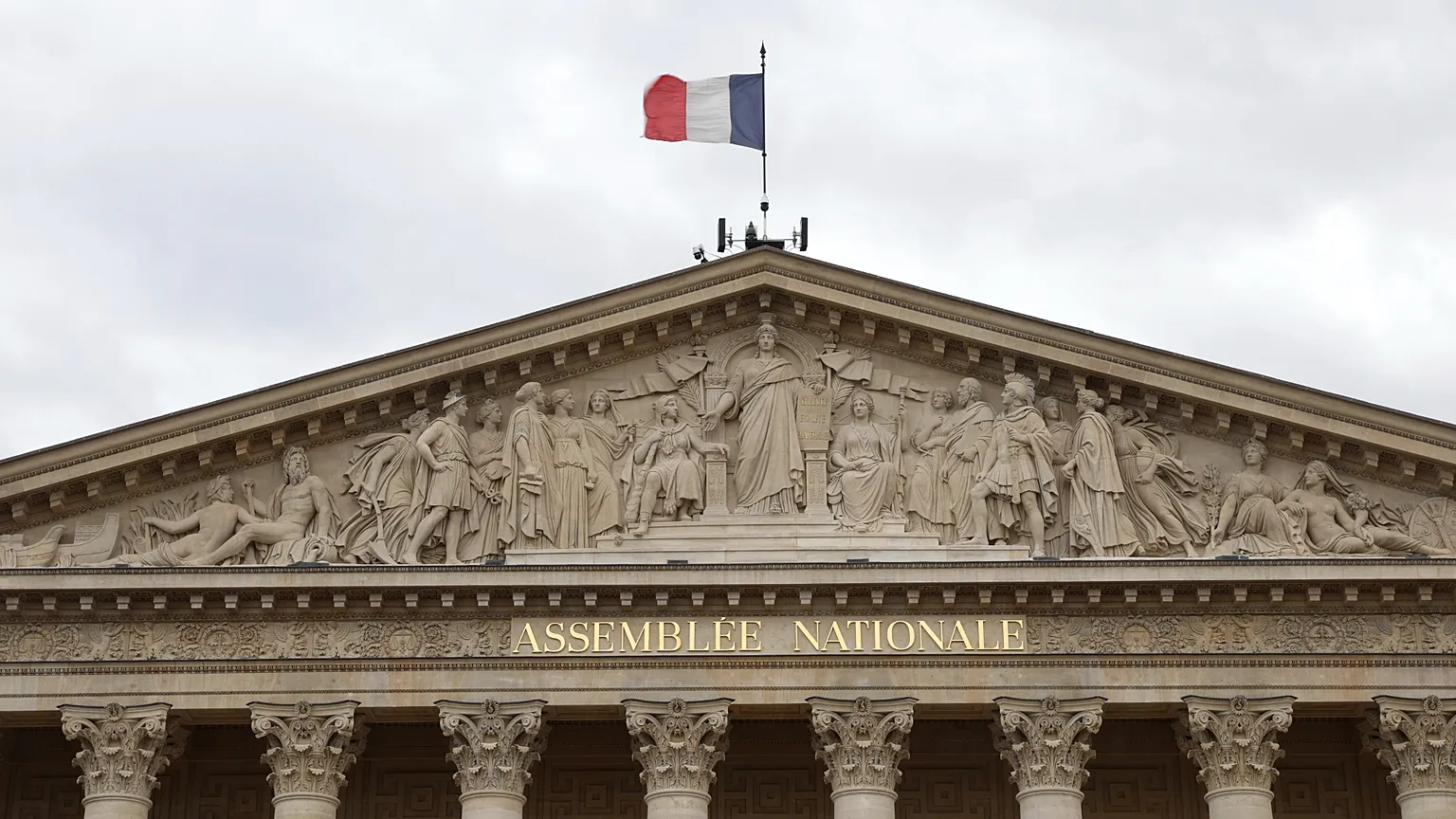 França aprova lei da morte assistida e reacende debate sobre o direito ao fim da vida