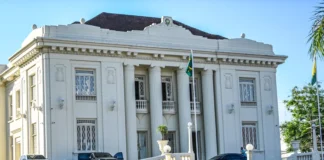 Dependência financeira do Acre: o estado consegue sobreviver sem dinheiro da União? Gráfico mostra a dependência financeira do Acre em relação às transferências da União.