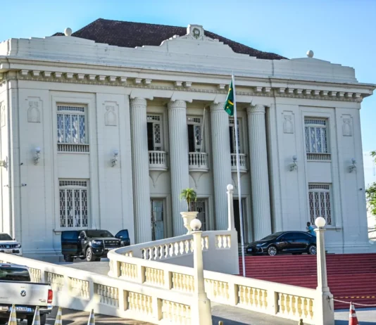 Gráfico mostra a dependência financeira do Acre em relação às transferências da União.