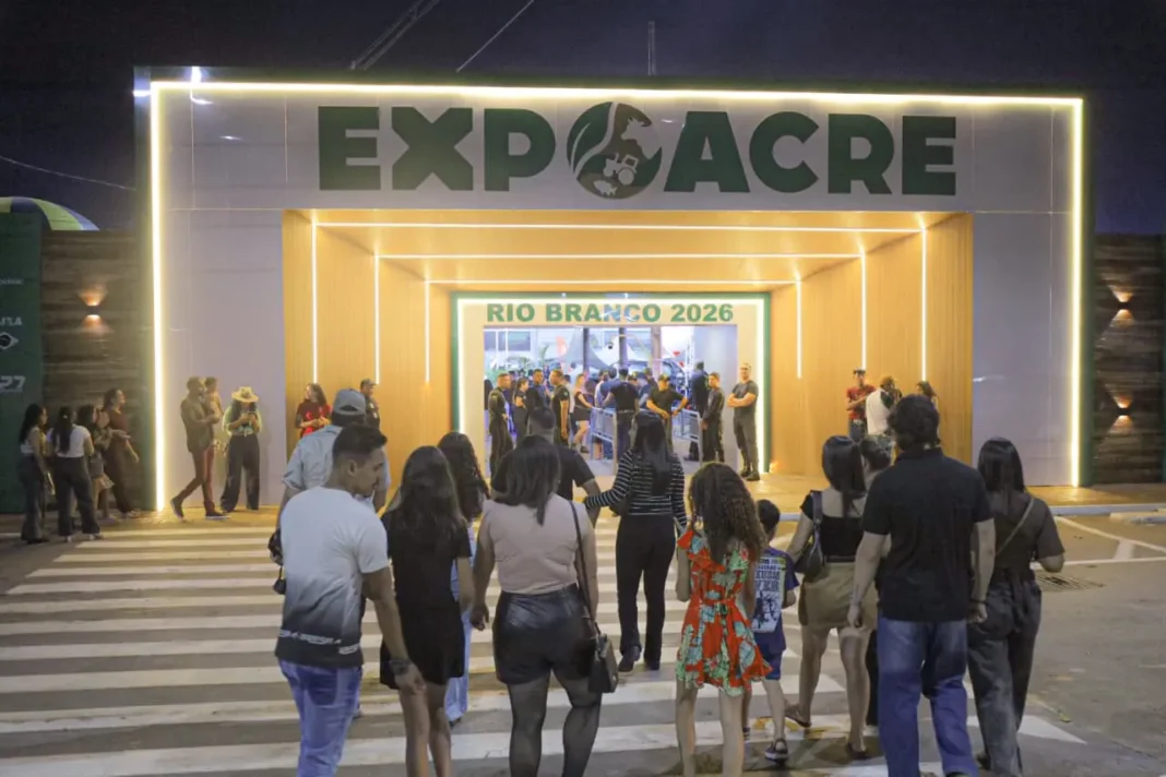 Visitantes circulam pelos estandes da Expoacre 2026 no Parque de Exposições Wildy Viana, em Rio Branco (AC).