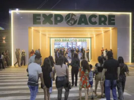 Visitantes circulam pelos estandes da Expoacre 2026 no Parque de Exposições Wildy Viana, em Rio Branco (AC).