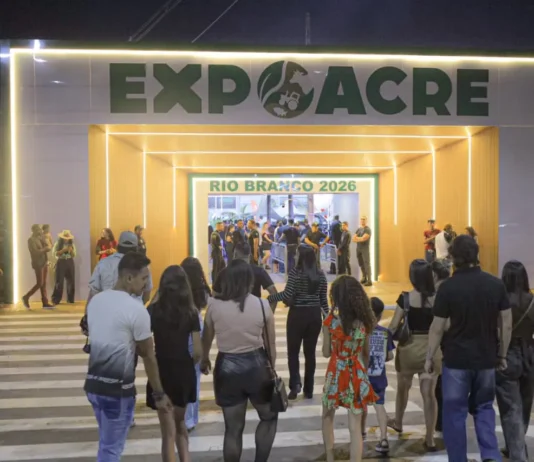 Visitantes circulam pelos estandes da Expoacre 2026 no Parque de Exposições Wildy Viana, em Rio Branco (AC).