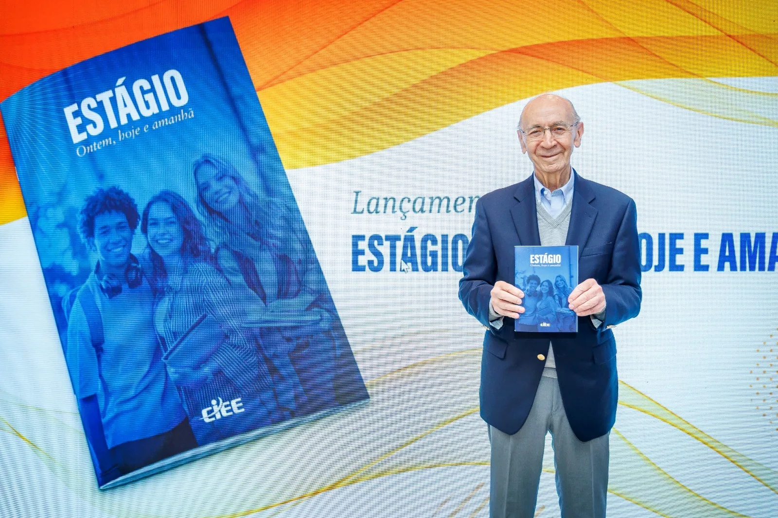 CIEE celebra dia do Estagiário com lançamento de livro e ações durante todo o mês de Agosto
