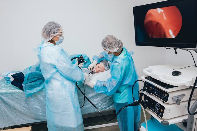 Endoscopia e colonoscopia- ilustração mostra as regiões do aparelho digestivo examinadas em cada procedimento